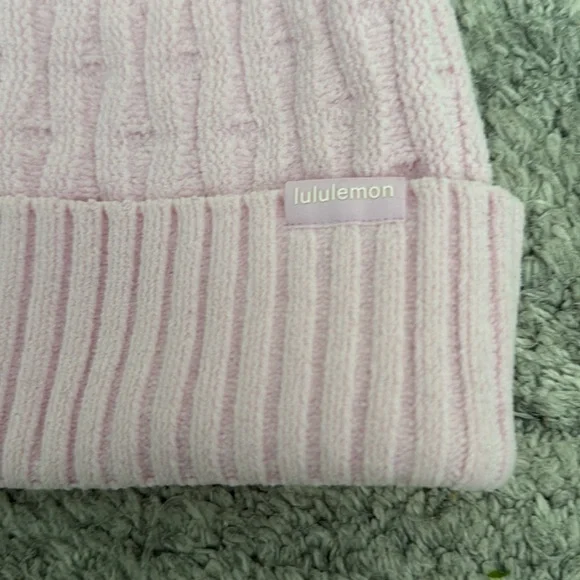 Lululemon Cable Knit Pom Beanie NWT Meadowsweet Pink Rare  display picture 1